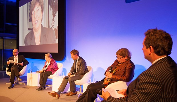 Die Redaktion stellt sich der Politik Hart, aber fair? Die Gesundheitsminister Ulla Schmidt (im Video), Ursula Lehr, Daniel Bahr und Andrea Fischer im Gespräch mit Wolfgang van den Bergh und Eckart von Hirschhausen über ihre Erfahrungen mit der "Ärzte Zeitung".