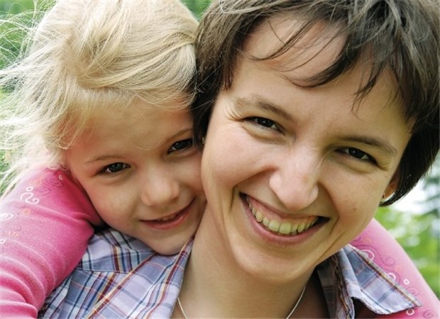Gentests auf Brustkrebs schon bei Minderjährigen sind umstritten Hat die Mutter ein Brustkrebs-Gen, dann müssen sie und ihre Ärzte sich der Frage stellen, ob die Tochter die Anlage geerbt hat.
