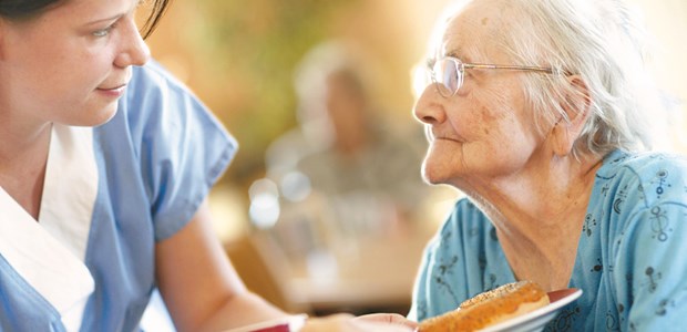 Schmerztherapie leidet bei Demenz Hat die alte Dame Schmerzen? Demenzkranke können sich zu ihren Leiden oft nicht mehr verbal äußern.