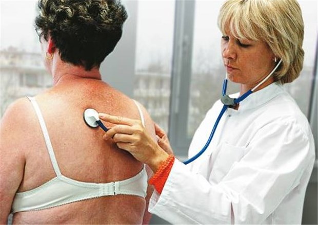 Pneumokokken-Impfung: ein Gewinn für chronisch Kranke Hat diese Patientin eine Lungenentzündung? Eine Kollegin bei der Auskultation. Die Pneumokokken-Impfung senkt das Pneumonie-Risiko.