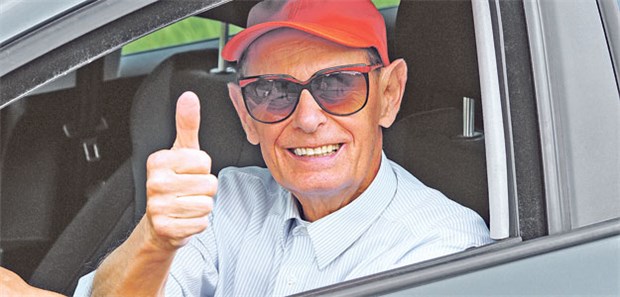 Hat dieser Senior beim Hausarzt einen Gesundheits-Check zur Fahrtauglichkeit gemacht?