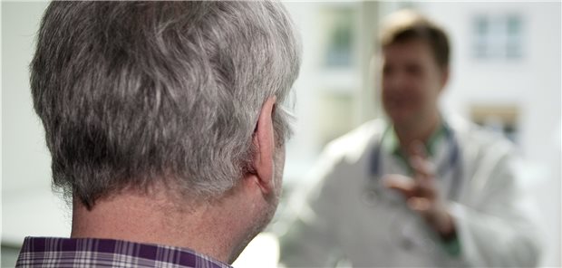 Niedersachsen: Infizierter Arzt soll trotz Corona-Symptomen praktiziert haben Hat ein Arzt aus Vechta seine Patienten mit Corona infiziert? Der Fall liegt bereits über drei Wochen zurück. (Symbolbild mit Fotomodellen)