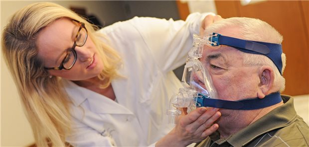 Hat eine Überdruckbehandlung bei obstruktiver Schlafapnoe nicht den erwünschten Erfolg gebracht, können Ärzte als Zweitlinientherapie eine Unterkieferprotrusionsschiene verordnen. Die Voraussetzungen für die Abrechnung sind nun im EBM geregelt.