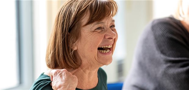 Brandenburg plant mehr Corona-Impfpraxen Hat gut zu lachen? Brandenburgs Gesundheitsministerin Ursula Nonnemacher (Grüne) spricht mit der KV über eine Ausweitung des Modellprojekts von Impfpraxen gegen SARS-CoV-2. (Archivbild)