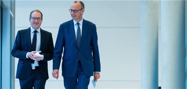 Hat mit Kanzler Scholz darüber beraten, wie es nach dem Ampel-Aus weitergeht: CDU-Chef Friedrich Merz verlässt nach dem Treffen mit Scholz das Kanzleramt.