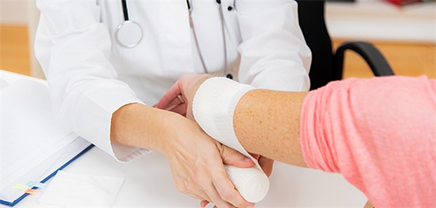 Hat sich der Patient beim Sport verletzt? Dann können Hausärzte die Behandlung übernehmen und mit UV-GOÄ abrechnen.