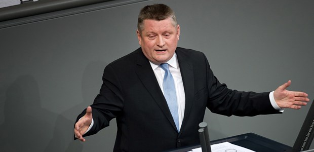 Gröhes Fahrplan für die Gesundheit Hat sich viel bei der Pflege vorgenommen: Minister Gröhe am Donnerstag im Bundestag.