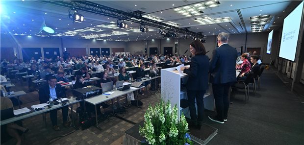Aus eins mach zwei: Hausärzteverband erstmals mit gleichberechtigter Doppelspitze Hatten Redebedarf zur Satzung: Delegierte beim 44. Hausärztinnen- und Hausärztetag am Donnerstag in Berlin.