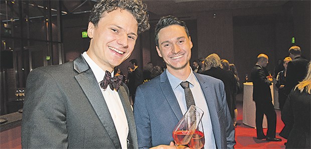 Engagement, das Früchte trägt Hatten an diesem Abend allen Grund anzustoßen: Thomas Rösner und Maximilian Schlereth von AIAS e.V.