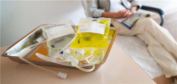 Zwei Infusionsbeutel für die ambulante Chemotherapie einer Patientin in einer Klinik.