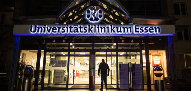 Tod eines COVID-19-Patienten: Arzt bestreitet tödliche Injektion Haupteingang der Uniklinik Essen. Ein Oberarzt der Klinik soll einem todkranken Corona-Patienten in dessen letzter Lebensphase Medikamente verabreicht haben, die zum sofortigen Tod führten.