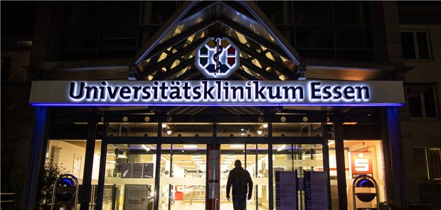 Pflege-Debatte: Uniklinik-Chef kritisiert geringe Berufsperspektiven Haupteingang des Uniklinikums Essen: Dessen Leiter Professor Jochen A. Werner setzt sich für bessere Aufstiegschancen in der Pflege ein, um dem Fachkräftemangel zu begegnen.
