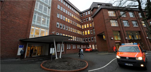 Hauptgebäude des Diakonissen Krankenhaus (Diako) in Flensburg (Archivbild): Die Klinik ist insolvent und muss Personal abbauen.