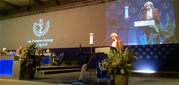 Ärztetag fordert Eingriffe des Gesetzgebers Hauptgeschäftsführerin des Verbands forschender Arzneimittelhersteller, Birgit Fischer, spricht vor den Delegierten des Ärztetages.