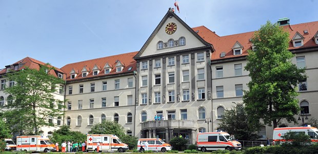 Grün-Rot ohne Zeitplan Haus mit roten Zahlen: Uniklinik Ulm.