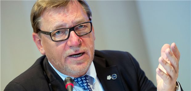 Hausärzteverband wirft Politikern Versäumnisse in der Corona-Krise vor Hausärzte-Chef Weigelt wirft den politisch Verantwortlichen vor, den Bedarf an Schutzausrüstungen verschlafen zu haben.