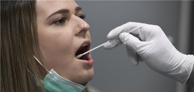 S1-Leitlinie zu COVID-19 aktualisiert Hausärzte oder Praxismitarbeiter sollten nur dann Abstriche nehmen, wenn sie mit Schutzausrüstung ausgestattet sind, insbesondere mit Schutzmasken (FFP2/FFP3).