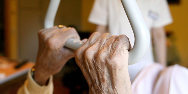 Hausärzte bewahren vor dem Pflegeheim Hausärzte schaffen es, die Zahl der Pflegefälle zu senken.