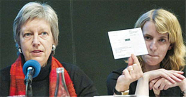 "Wir haben viel Last auf unseren Schultern" Hausärztin Beate Mälzer (l.) und Medizinstudentin Katharina Hofheinz.