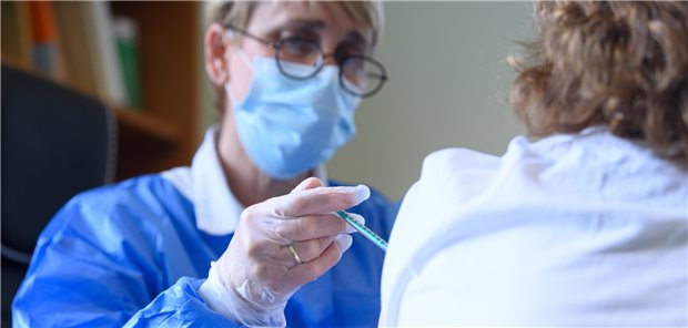 Gesundheitsministerium bereitet Corona-Impfung in Regelversorgung vor Hausärztin Burgis-Michaele Heckemann impft in ihrer Praxis eine Frau mit dem Wirkstoff Comirnaty von BioNTech/Pfizer gegen das Coronavirus. Die Coronavirus-Impfverordnung steht unterdessen auf der Kippe.