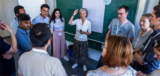 Lisa Degener und die Workshop-Teilnehmer.