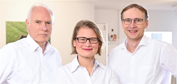 So schenkt KI Ärztinnen und Ärzten mehr Zeit für Patienten Hausärztin Miriam Winkelmann (Mitte) mit ihrem Kollegen Christian Bächtle (rechts) und ihrem Vater Dr. Stephan Schmidt, von dem sie die Praxis übernommen hat. Sie alle nutzen begeistert KI.