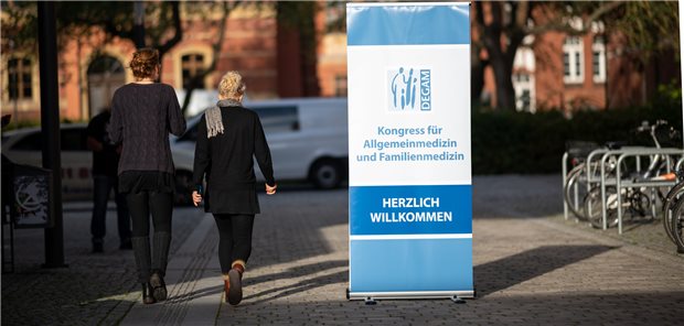 Hausärztinnen und Hausärzte sind gerade in angespannten Zeiten als Ansprechpartner für ihre Patienten gefragt. Was bei der Kommunikation zu beachten ist, war Thema eines Workshops beim DEGAM-Kongress. 