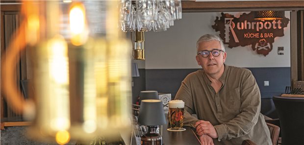 Christian Busch am Tresen seiner Kneipe "König-Eck".