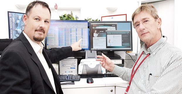 Hausarzt Dr. Heinz-Joachim Achmidt-Wenning (r.) stellte seinem Patienten Johan Adendorff seine Praxis als Teststation für das neue Terminsystem zur Verfügung.