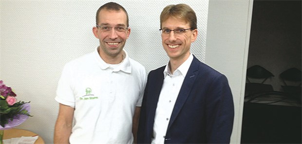 Hausarzt Dr. Jan Sturm (l.) wurde bei der Niederlassung begleitet von Holger Bein, Finanzberater beim Anbieter MLP.