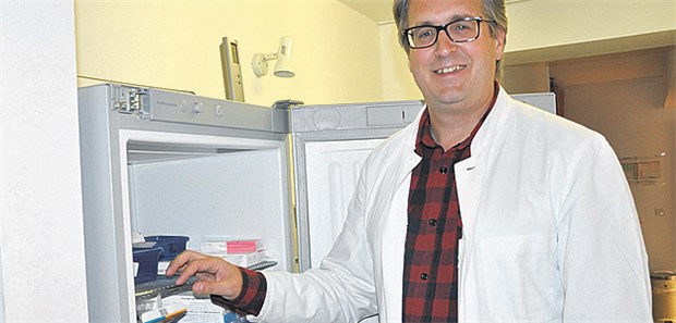 Hausarzt Dr. Jörg Schelling aus Martinsried betreibt ein modernes Impfmanagement samt Spezialkühlschränken in seiner Praxis.