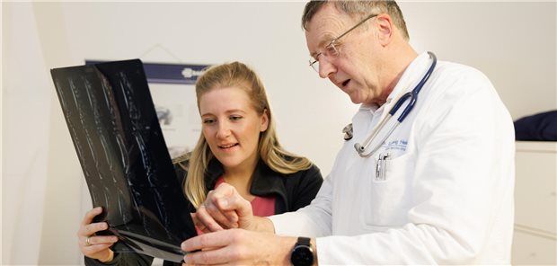 Hausarzt Dr. Ludwig Heimann schätzt die Entlastung durch Marieke Steinhaus. „Wir wissen, was wir uns gegenseitig zutrauen können, das ist sicherlich ein Teil des Erfolgs“, sagt er.