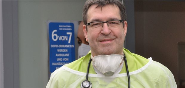 Hausarzt Dr. Mike Müller-Glamann bietet jeden Vormittag eine Infektsprechstunde an, die von seiner Praxis räumlich getrennt ist.