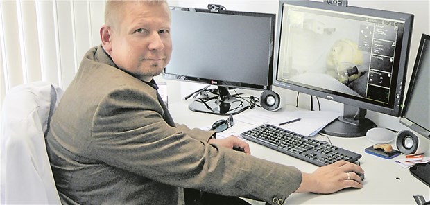 Hausarzt Dr. Rafael Walocha bei einer simulierten Videokonsultation mit dem System Tele-Hausarzt.