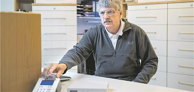 Hausarzt Dr. Wolfgang von Schreitter ließ seine Praxis in Neuss am Montag als erste deutschlandweit an die Telematikinfrastruktur anbinden.