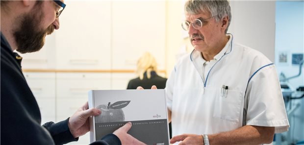 In Arztpraxen müssen die Konnektoren ausgetauscht werden Hausarzt Dr. Wolfgang von Schreitter (r.) aus Neuss war vor knapp fünf Jahren der erste Arzt, der einen Konnektor zur Verbindung mit der Telematikinfrastruktur in seiner Praxis installieren ließ. Kommen nun bald die Techniker wieder in die Praxen, um neue Geräte zu installieren?