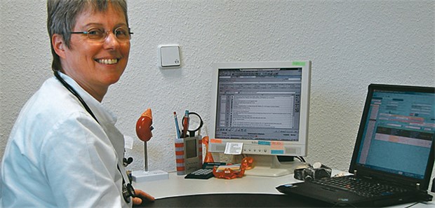 Hausarzt-Internistin Irmgard Landgraf hat über ihren Rechner Zugriff auf die Software des von ihr betreuten Pflegeheims.