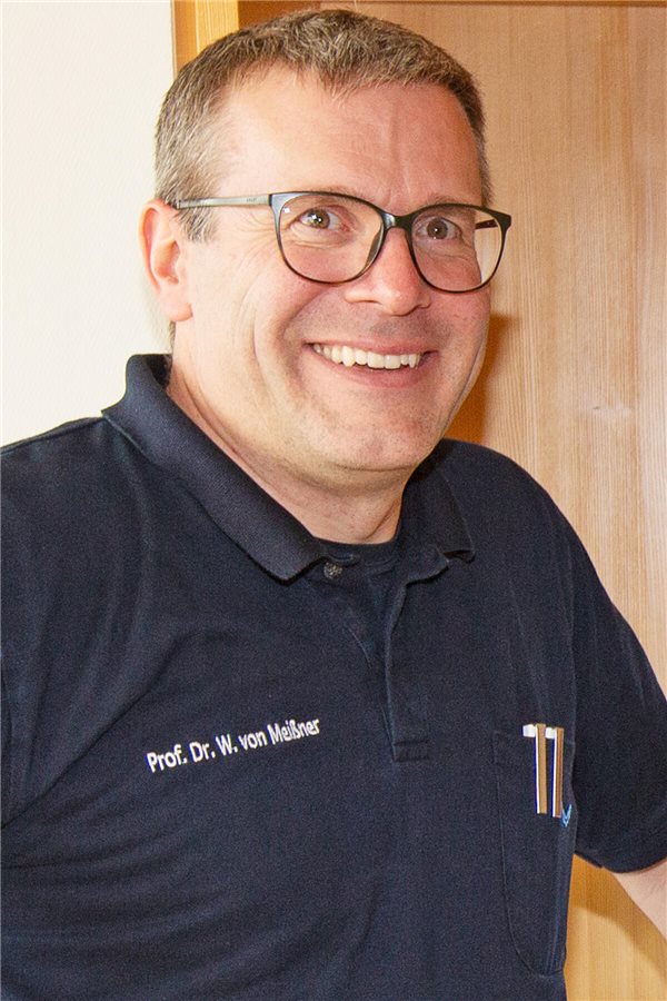 Wie ein Hausarzt KI in seiner Praxis einsetzt Hausarzt Wolfgang von Meißner in seiner Praxis am Spritzenhaus in Baiersbronn im Schwarzwald.