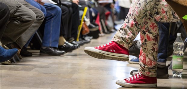 Hausarztpraxen haben viel zu tun, die Wartezimmer sind voll. Gleichwohl liegen wichtige politische Entscheidungen zur Verbesserung der Arbeitsbedingungen auf Eis. Ihre hausärztliche Versorgung haben viele Menschen an der Wahlurne im Hinterkopf.