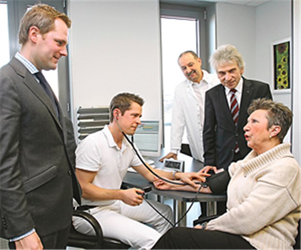 Bahr entdeckt Selektivverträge Hausarztverträge in der praktischen Versorgung: Bei Allgemeinarzt Michael Körting (sitzend) und seiner Patientin informiert sich Bundesgesundheitsminister Daniel Bahr über Selektivverträge.