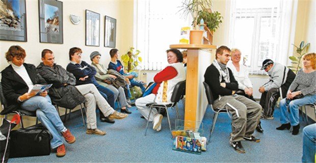 Volles Wartezimmer - oft auch wegen Bagatellen Hausarztverträge könnten nach Ansicht der Barmer GEK unnötige Arztbesuche vermeiden.