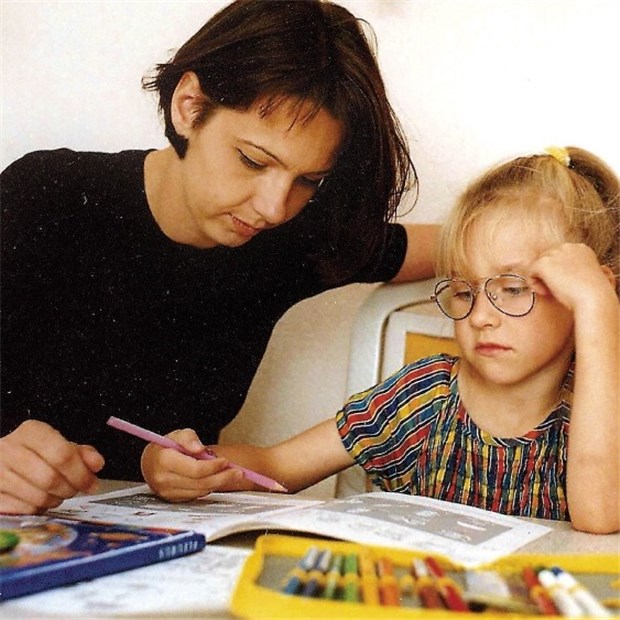 Kurse für mehr Gelassenheit bei ADHS Hausaufgaben bergen bei Kindern mit ADHS viel Konfliktstoff. Für solche Situationen können Eltern ein angemessenes Verhalten trainieren.