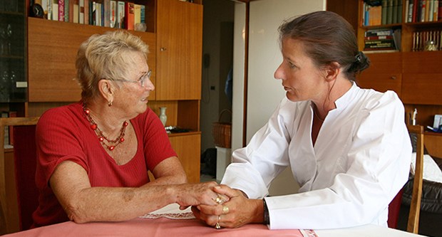 Hausbesuch: In Westfalen-Lippe warnt die KV vor negativen Auswirkungen der neuen Vergütung auf die RLV.