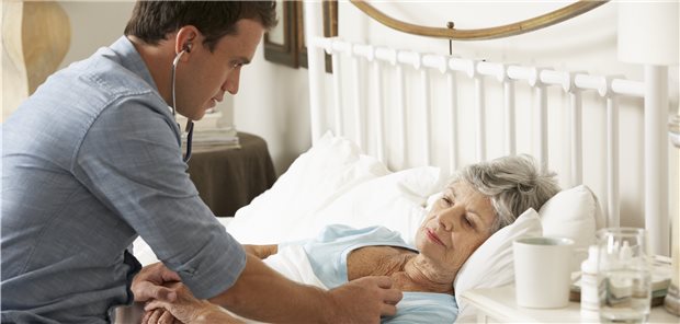 Hausbesuch am Wochenende? Dann können bei Privatpatienten besondere Zuschläge erhoben werden.