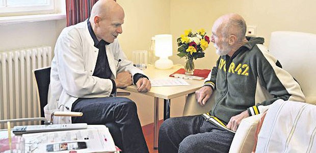 Hausbesuch im Pflegeheim: Für den ersten Kontakt gibt es doppelt so viel Honorar wie für jeden weiteren Patienten, der direkt im Anschluss aufgesucht wird.