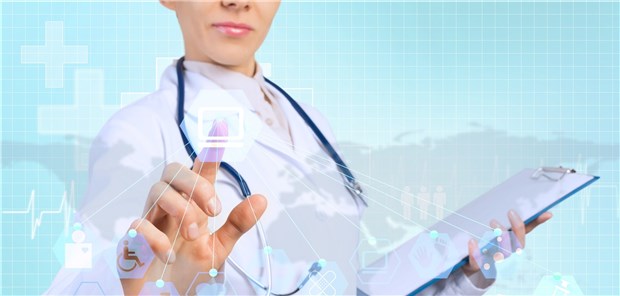 Hausbesuch mit dem Arzt im Hintergrund: MFA können Patientendaten direkt in die Praxis senden.