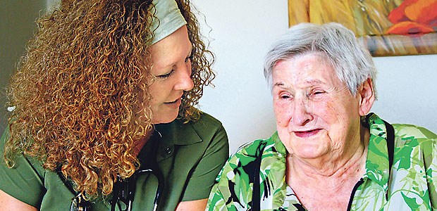 Ein Landarzt-Leben fast wie im Fernsehen Hausbesuch, oft in abgelegenen Dörfern: Ärztin Martina Lommler-Thamer beim Gespräch mit einer Patientin.