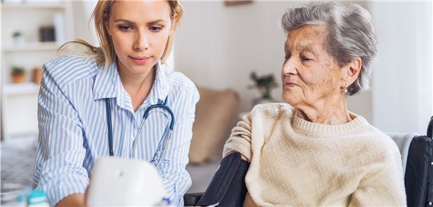 Wie MoniKa Ärzte und Patienten entlastet Hausbesuche zählen zu den wichtigsten Tätigkeiten der Monitoring- und Kommunikationsassistentinnen (MoniKa).