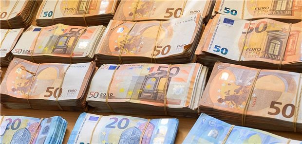 Gut 500 Millionen Euro zur Erforschung von ME/CFS und Frauengesundheit Geldscheine auf dem Tisch