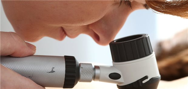 Fachärzte kritisieren: KV-Eigenbetrieb ein „Hilfsprogramm für Lauterbachs Sparorgie“ Hautkrebsscreening mit Dermatoskop: Im KV-Eigenbetrieb ist eine rentable Praxisführung mit Kassenleistungen kaum möglich, glaubt der Bayerische Facharztverband. Er wendet sich deshalb gegen solche Eigenbetriebe der KV. (Symbolbild mit Fotomodell)